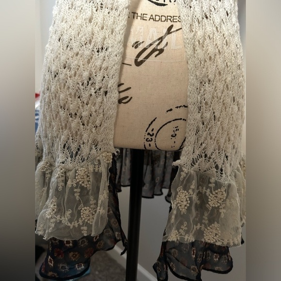 5/$25 BKE women’s sleeveless crocheted mixed media top size medium - Picture 11 of 11